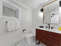 Bright Garden Level DC 1BR Condo| King Bed + W/D - Image 5