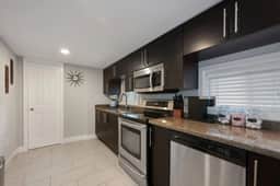 Cozy Mid-Century Apartment Steps From Restaurants - Image 3