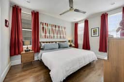 Massive Mid-Century Marvel: 5 Bedrooms and Parking - Image 4