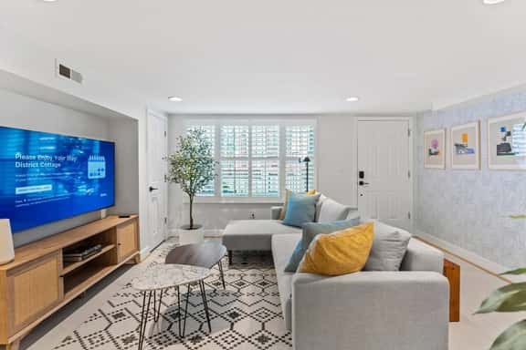 Bright Garden Level DC 1BR Condo| King Bed + W/D - Image 1