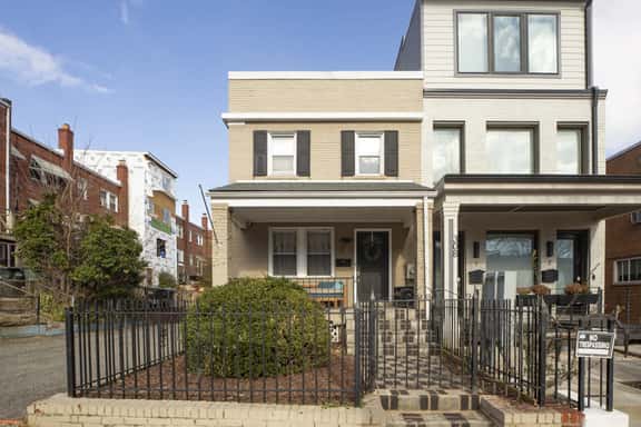 Cozy, Private Unit + Free Gated Parking - Image 1