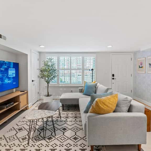Bright Garden Level DC 1BR Condo| King Bed + W/D - Image 1