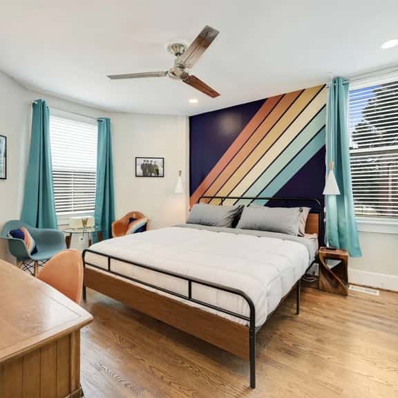 Massive Mid-Century Marvel: 5 Bedrooms and Parking - Image 1
