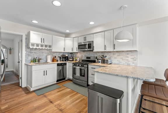 Boho Loft | Bright Top Floor 1BR | King bed + W/D - Image 4