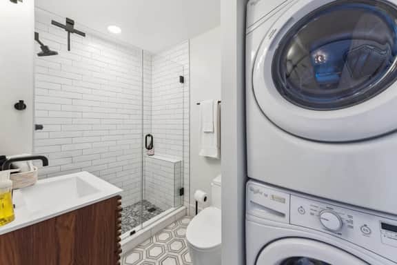 Boho Loft | Bright Top Floor 1BR | King bed + W/D - Image 5