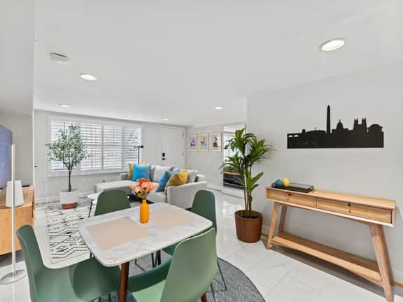 Bright Garden Level DC 1BR Condo| King Bed + W/D - Image 3