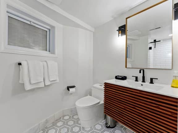 Bright Garden Level DC 1BR Condo| King Bed + W/D - Image 5