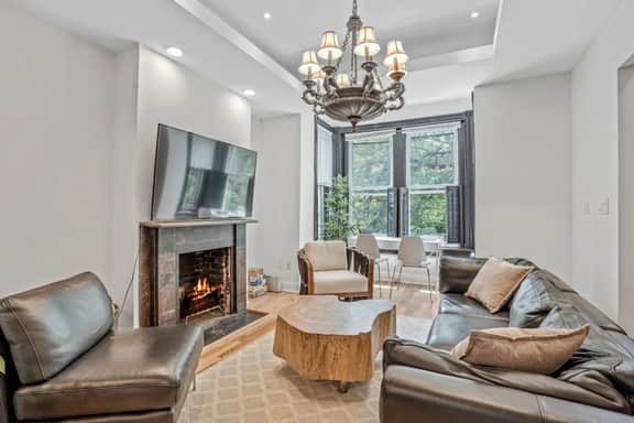 Capitol View 3BR Rowhouse | Convention Center Shaw - Image 2