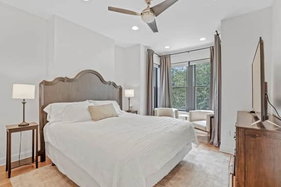 Capitol View 3BR Rowhouse | Convention Center Shaw - Image 4