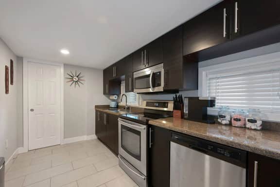 Cozy Mid-Century Apartment Steps From Restaurants - Image 3