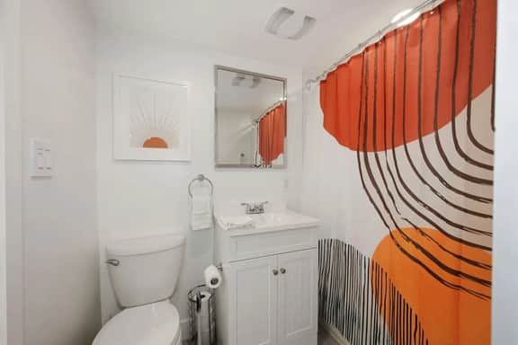 Cozy Mid-Century Apartment Steps From Restaurants - Image 5