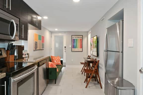 Cozy Mid-Century Apartment Steps From Restaurants - Image 4