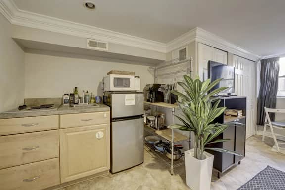 Cozy, Private Unit + Free Gated Parking - Image 5
