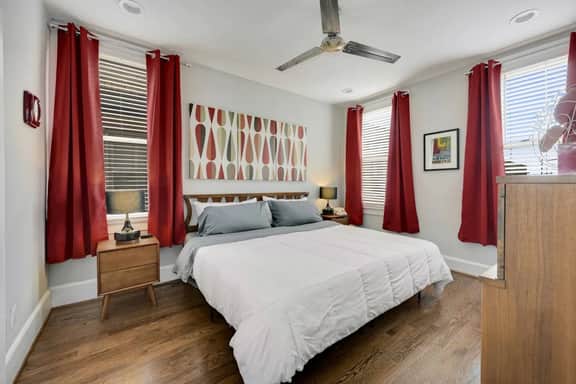 Massive Mid-Century Marvel: 5 Bedrooms and Parking - Image 4
