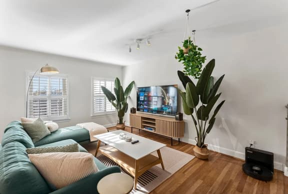 Boho Loft | Bright Top Floor 1BR | King bed + W/D - Image 1