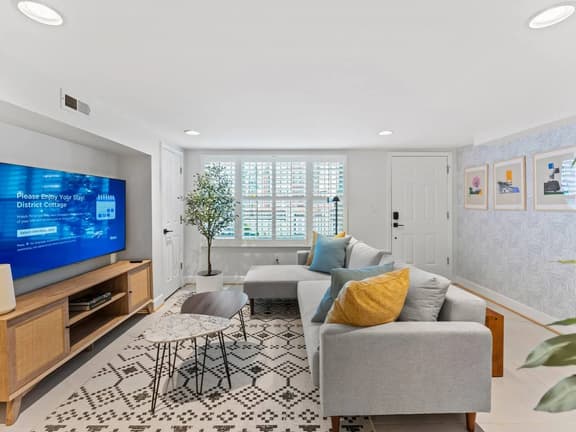Bright Garden Level DC 1BR Condo| King Bed + W/D - Image 1