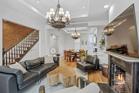 Capitol View 3BR Rowhouse | Convention Center Shaw - Image 1