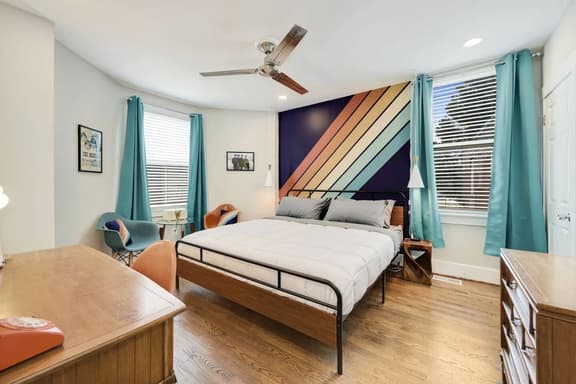 Massive Mid-Century Marvel: 5 Bedrooms and Parking - Image 1