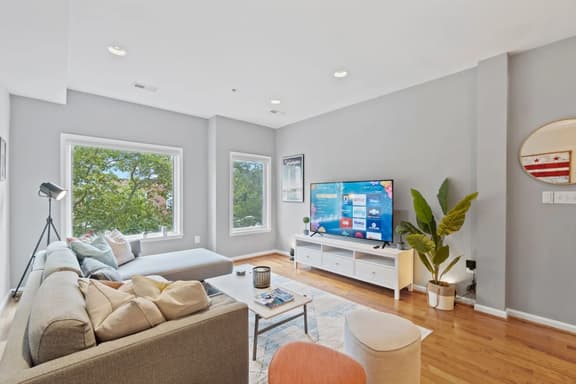 The Wilson | Shaw Duplex | 4BR Private Suites - Image 1